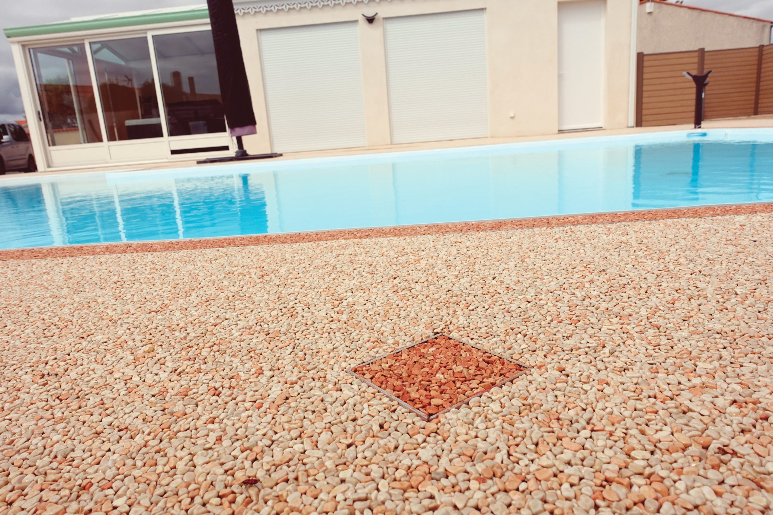 plage de piscine en résine — réalisation Inspiration Résine