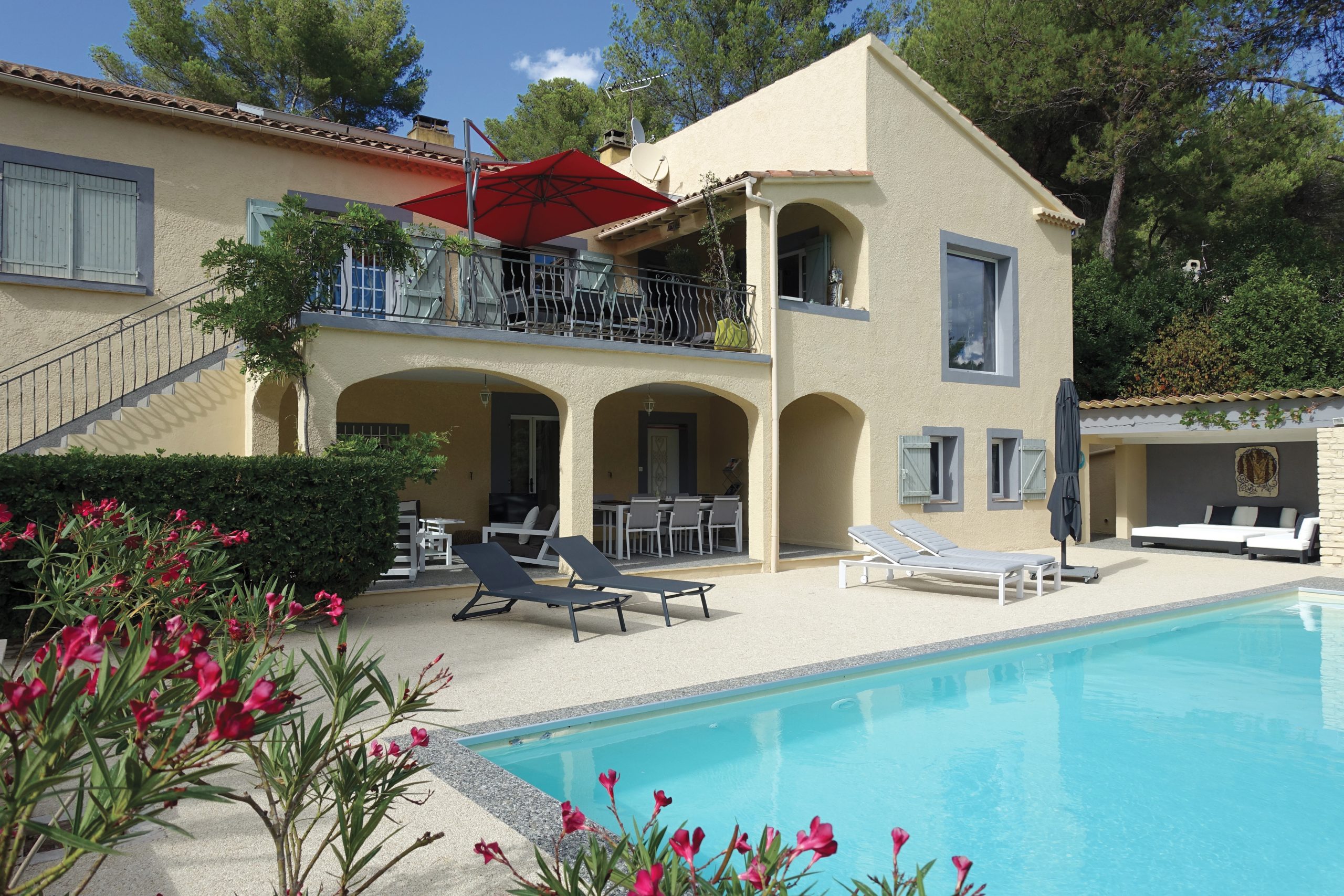 plage de piscine en résine — réalisation Inspiration Résine