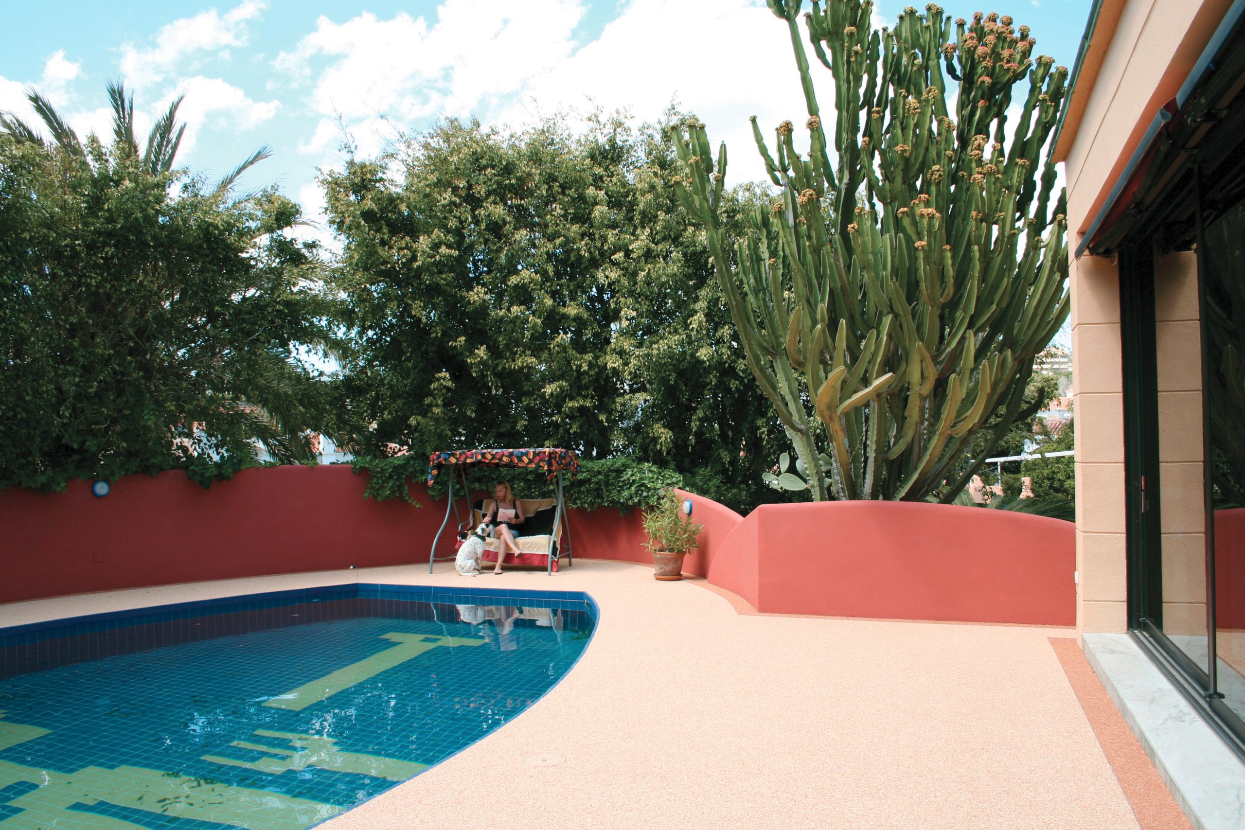 plage de piscine en résine — réalisation Inspiration Résine