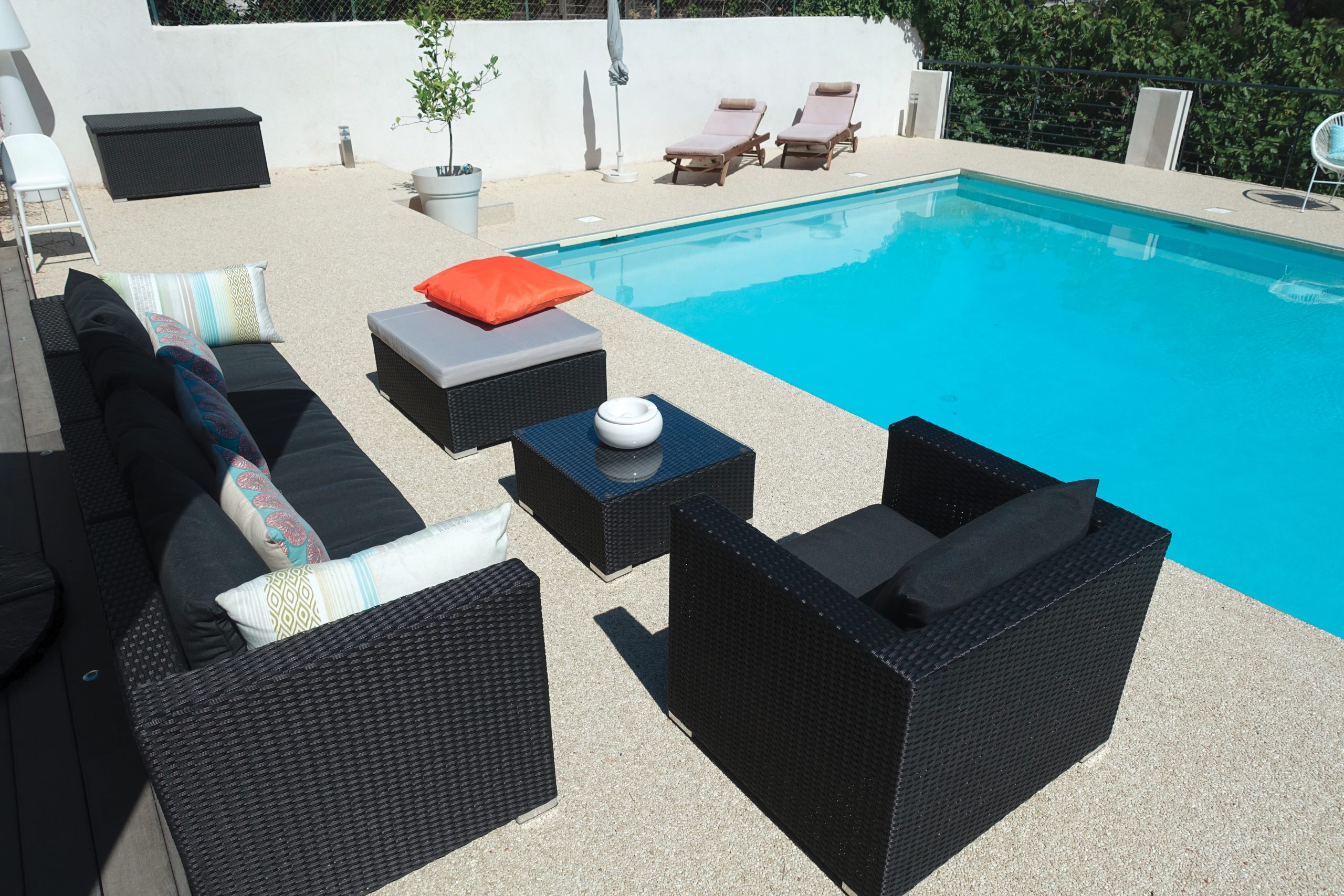 plage de piscine en résine — réalisation Inspiration Résine