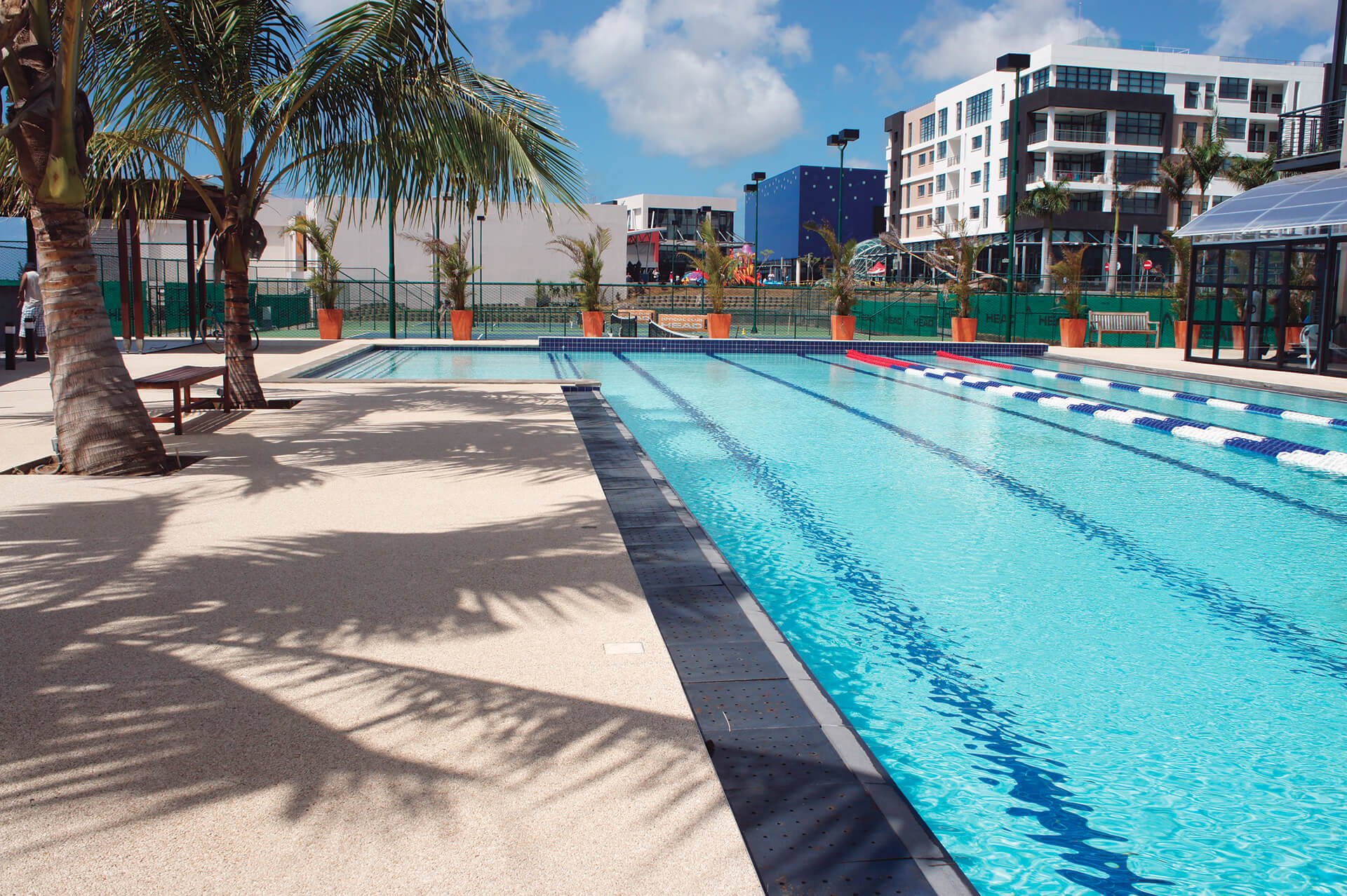 plage de piscine en résine — réalisation Inspiration Résine