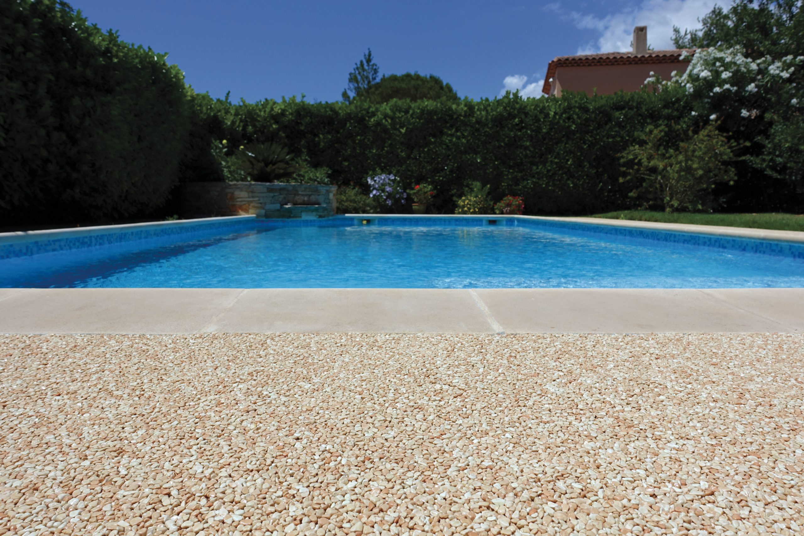 plage de piscine en résine — réalisation Inspiration Résine
