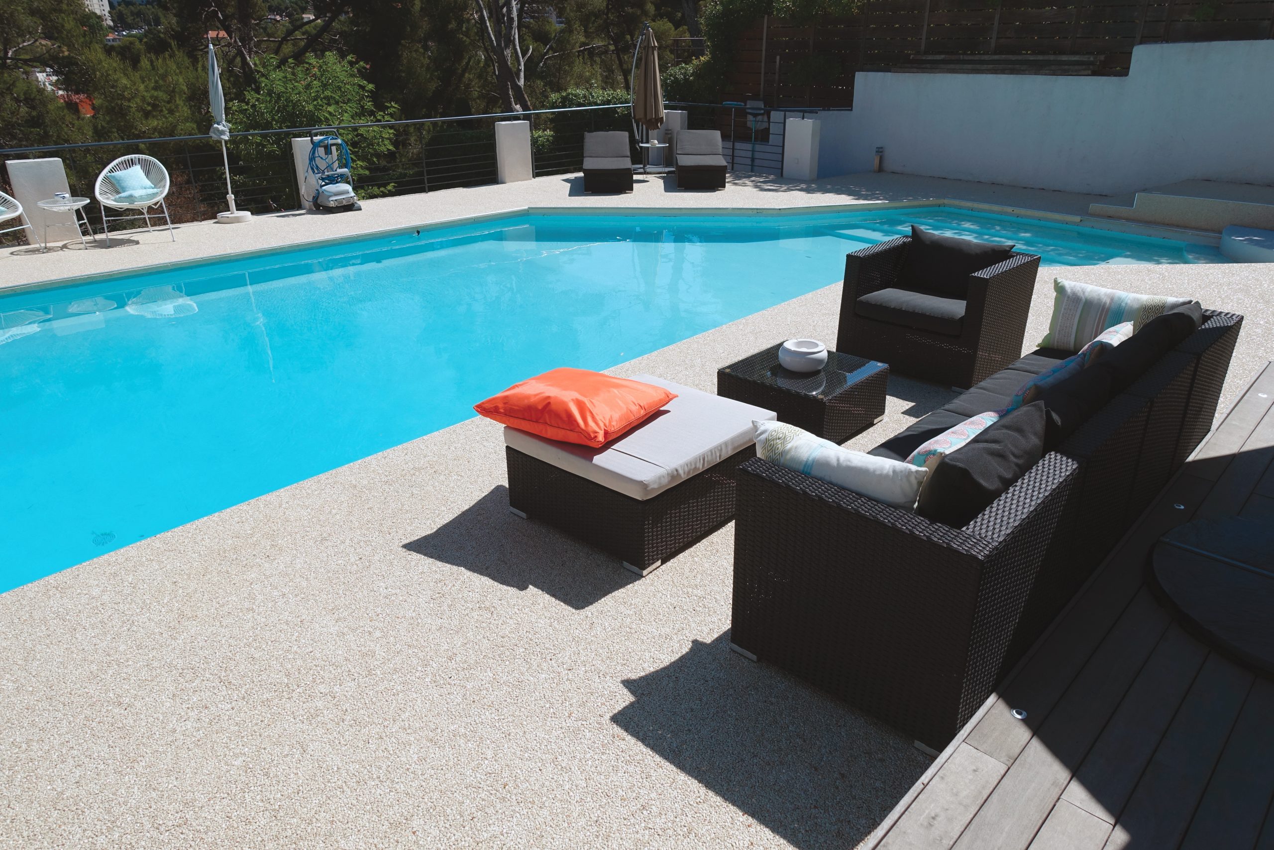 plage de piscine en résine — réalisation Inspiration Résine