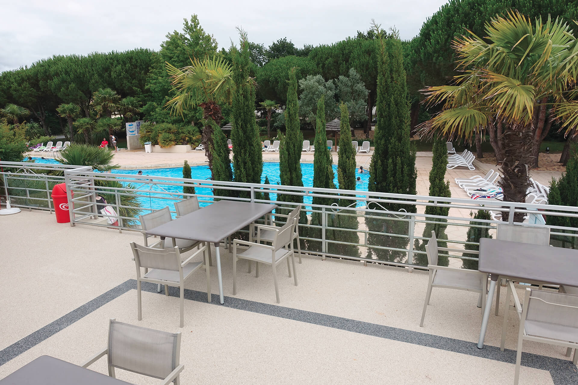 Réalisation terrasse en résine - agrégats de marbre naturels n°25-1